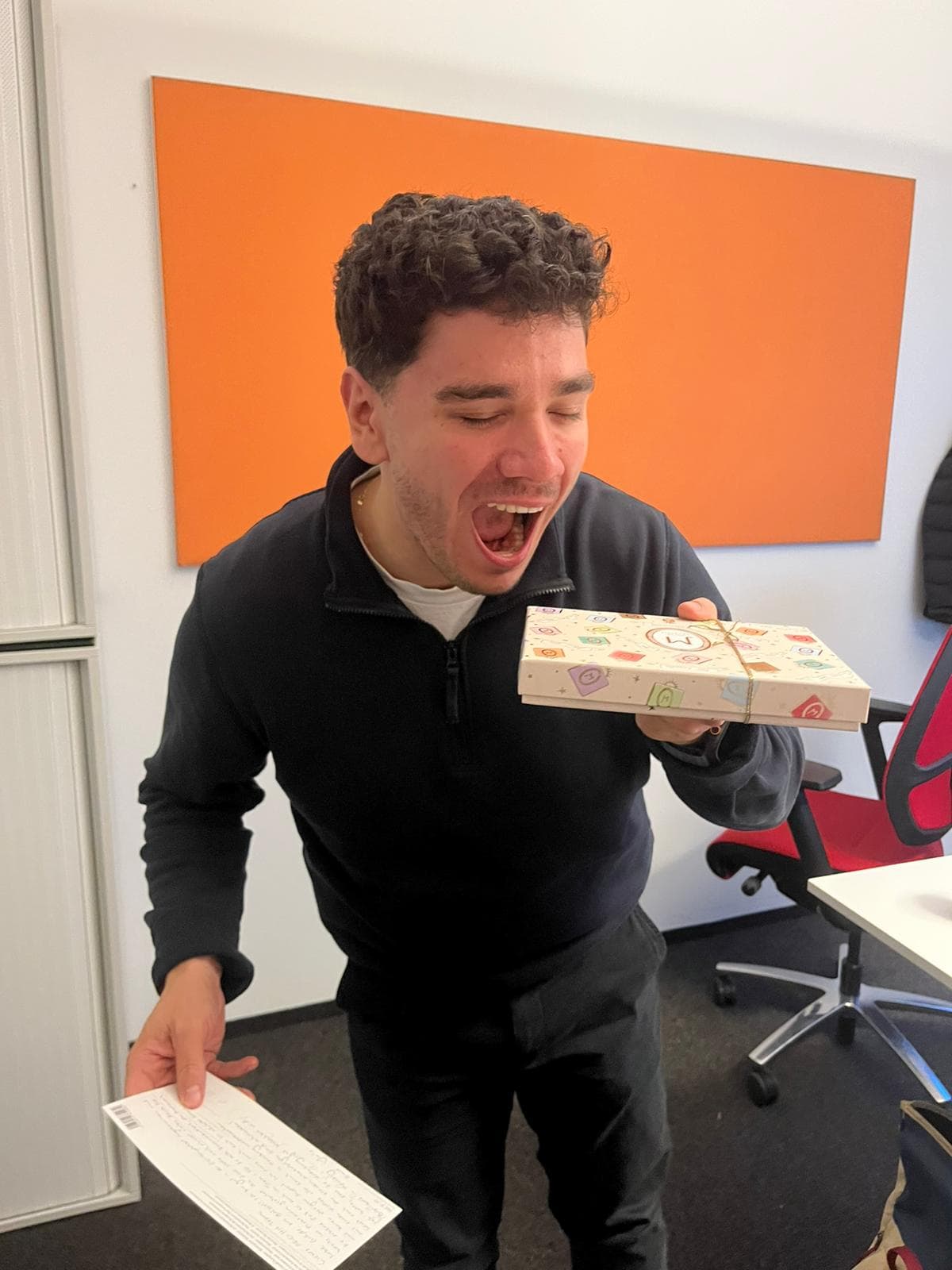 Kevin im Büro mit einer wdiet-Box und einem handgeschriebenen Brief